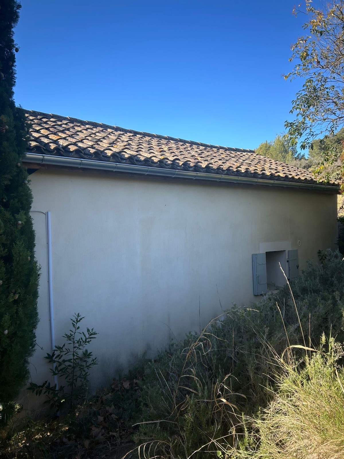 Pose de gouttières lyonnaises en zinc naturel au Château Les Carrasses (Quarante, 34)