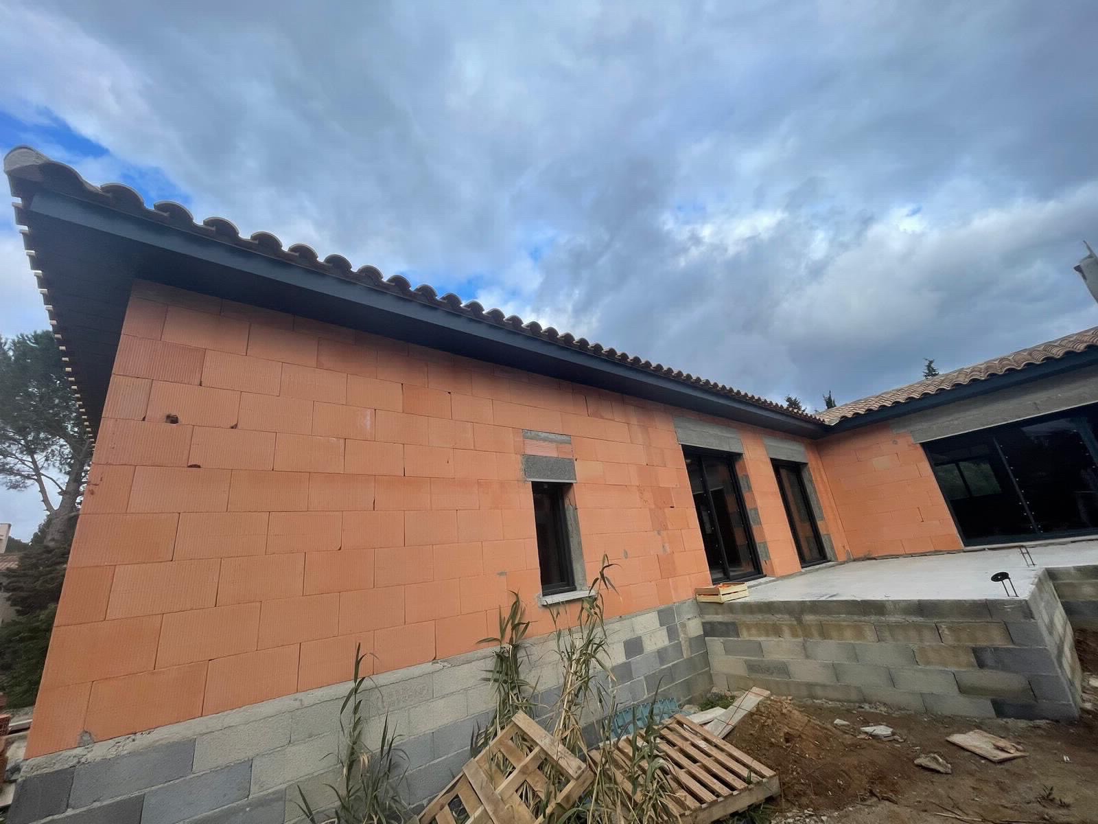 Pose de débord de toit à Lézignan-Corbières