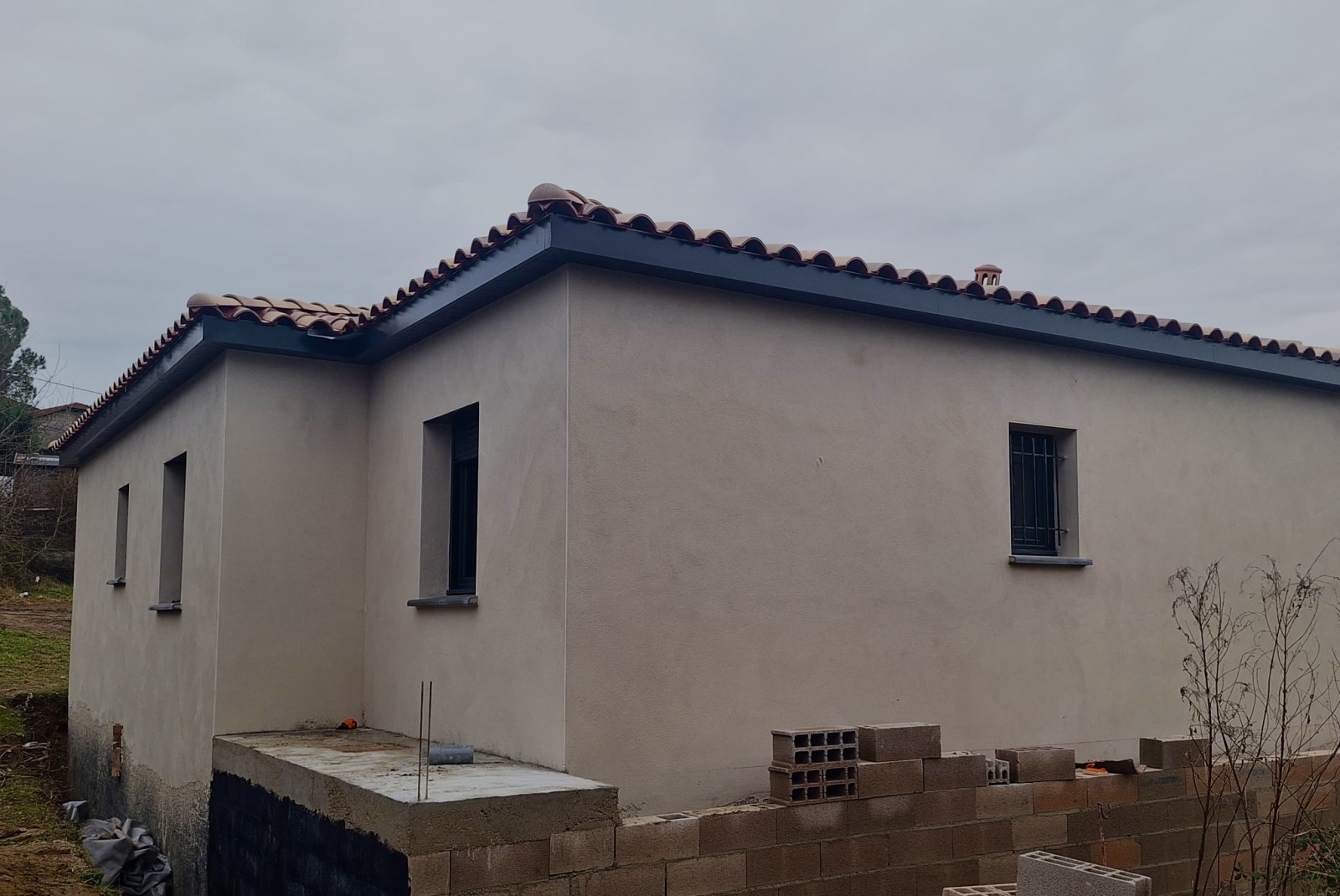 Pose de débords de toit en aluminium RAL 7016 à Moissac, près de Nîmes