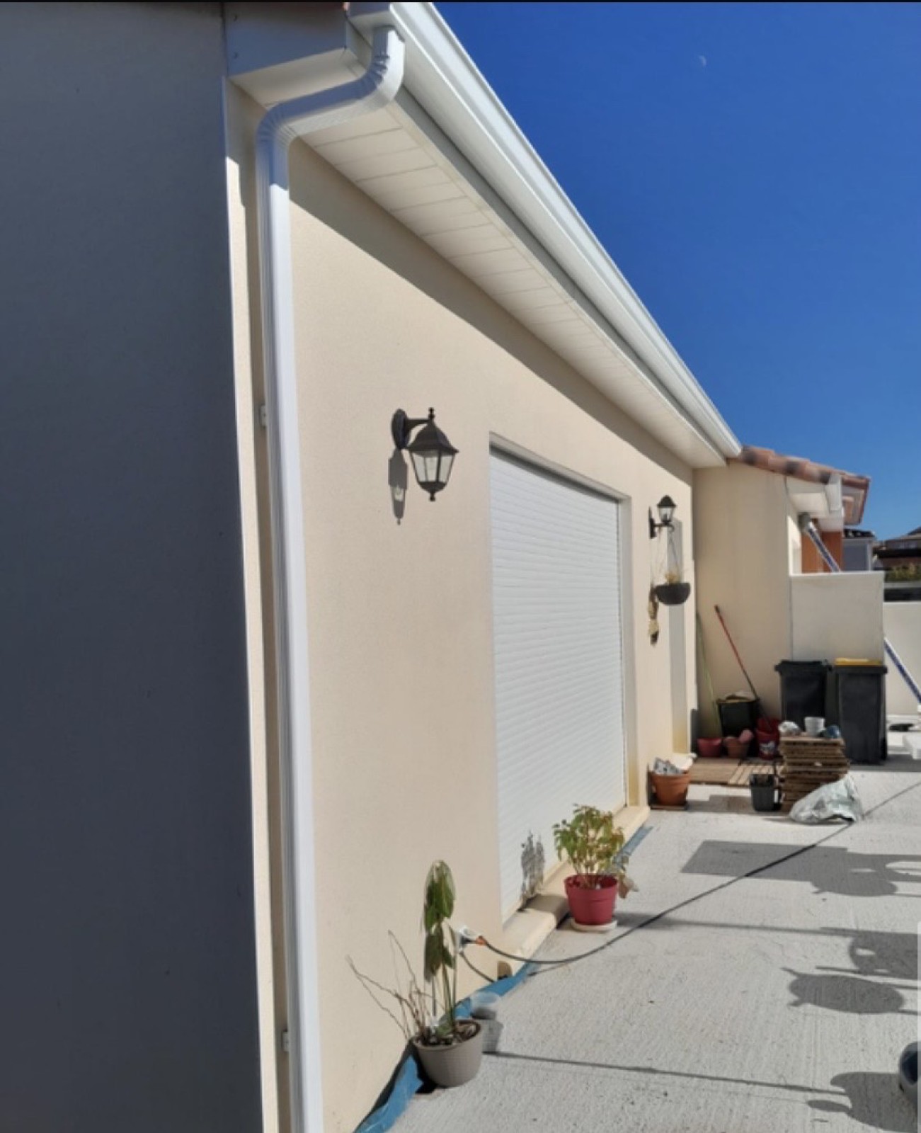 Pose de gouttières aluminium corniche couleur blanc, Narbonne-Plage