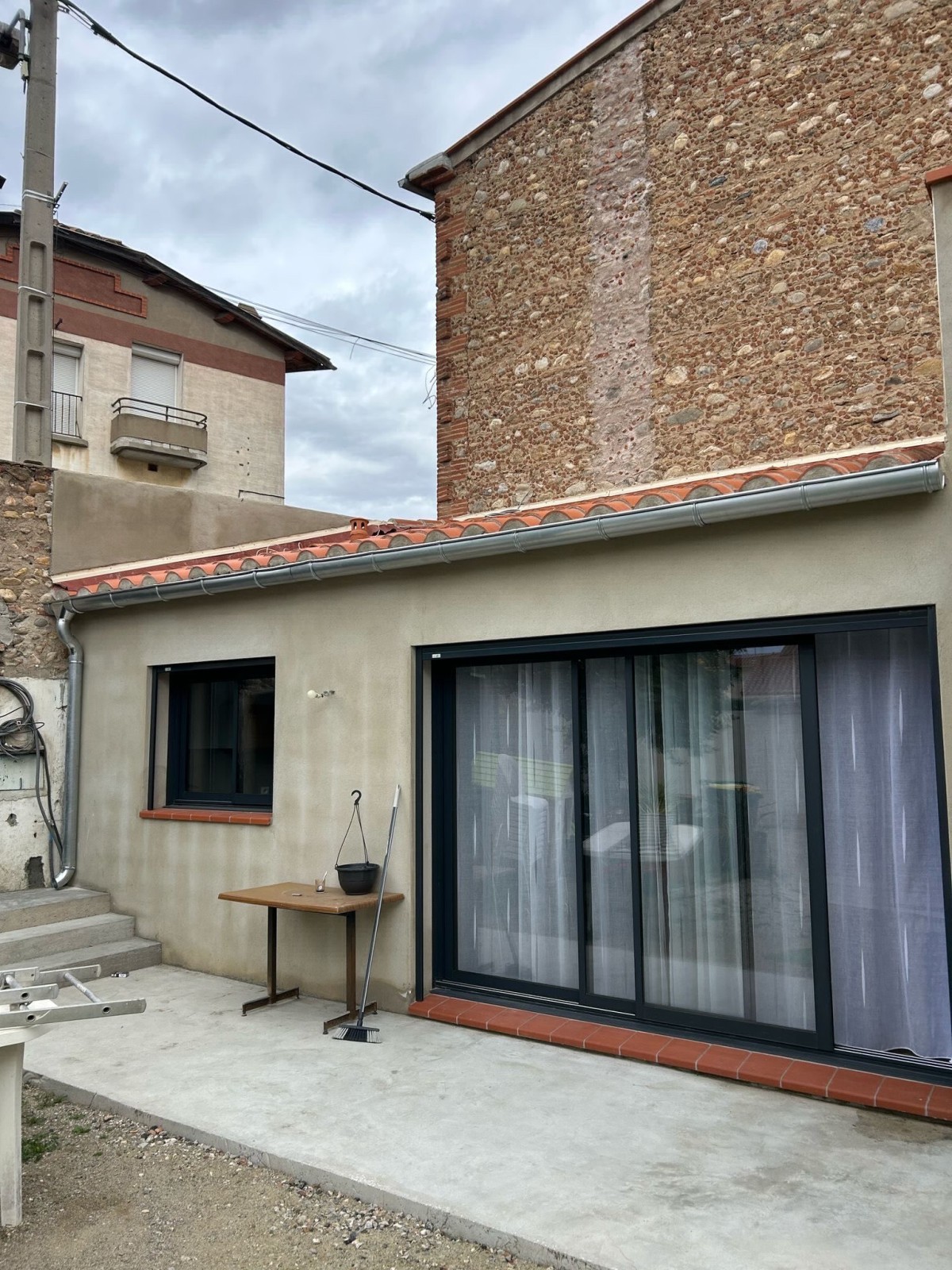 Pose de gouttières G33 et descentes D80 en zinc à Perpignan ! 