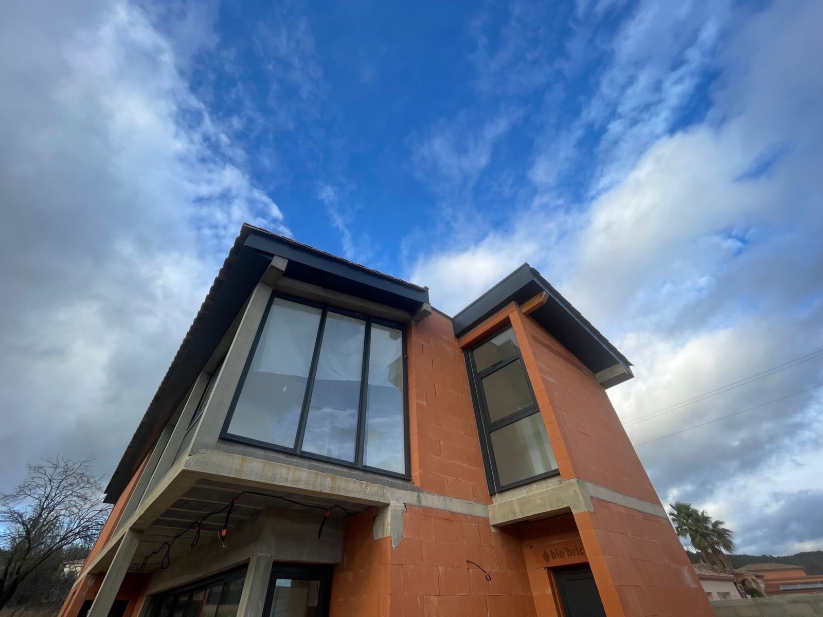 Pose d'habillages en acier thermo-laqué RAL 7016 pour le débord de toit, près de Saint-Pons-de-Thomières
