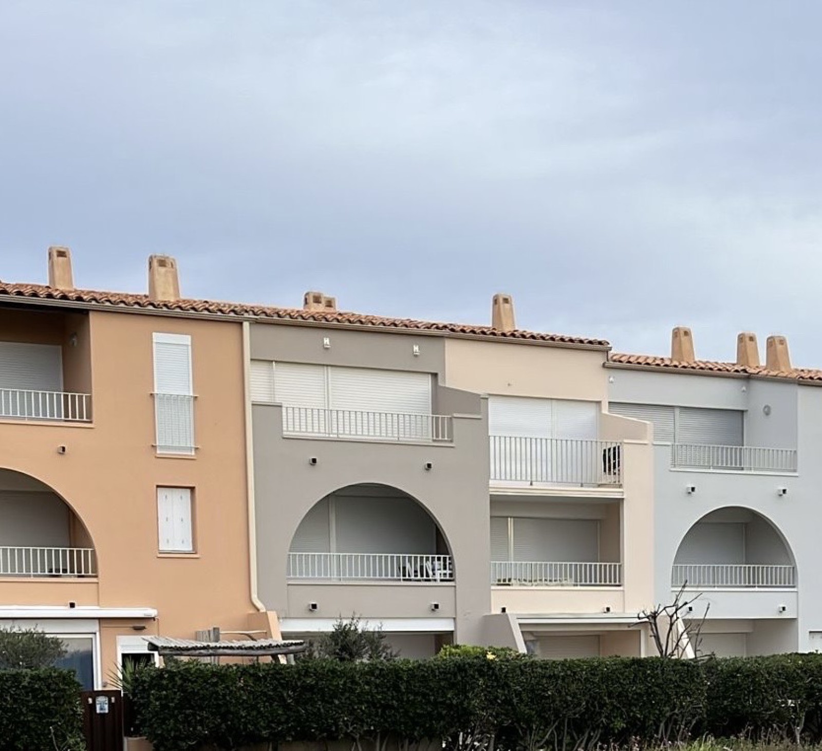 Installation de descentes d’eaux pluviales en aluminium au Cap d’Agde