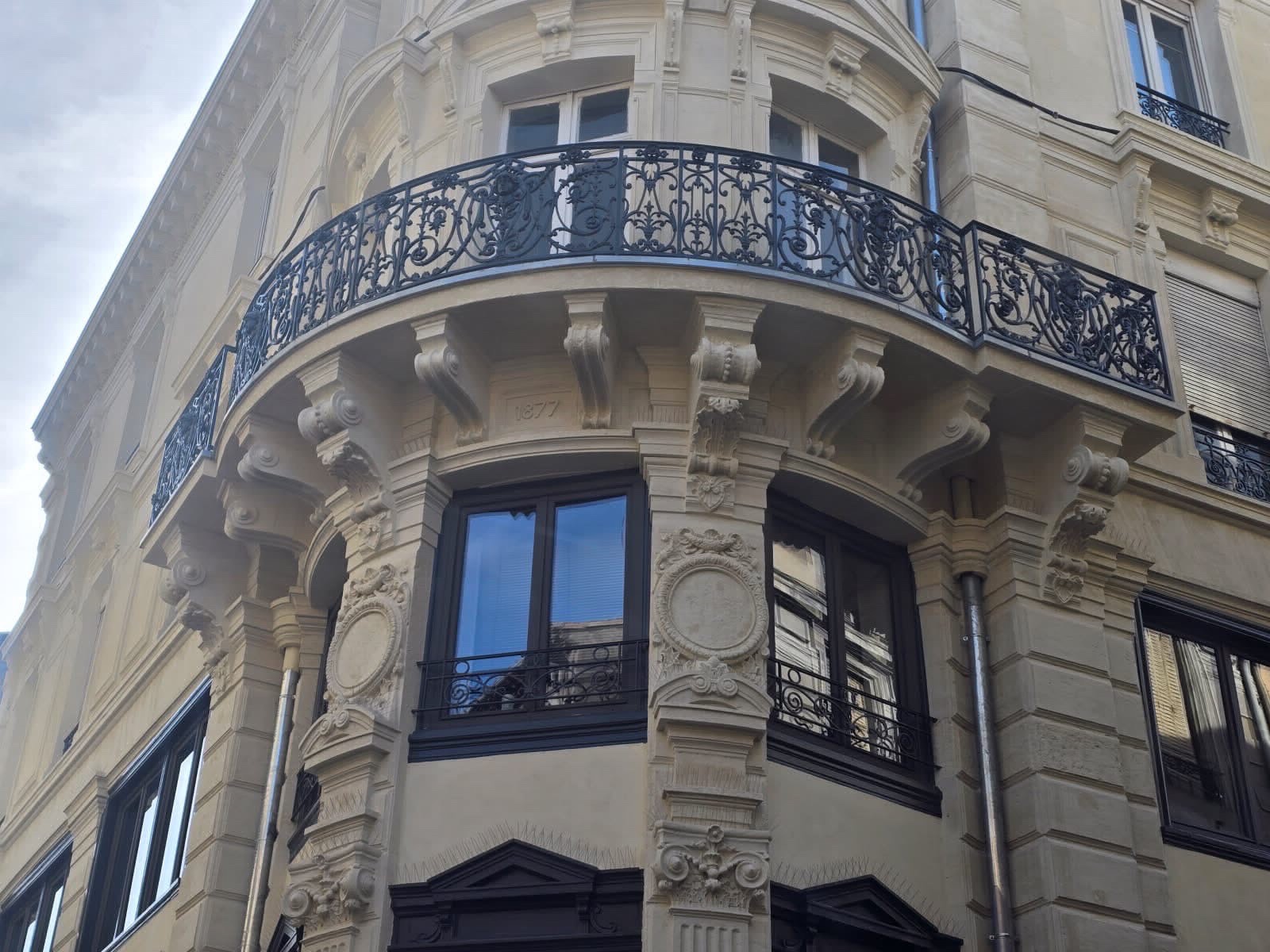 Chantier à Carcassonne – Installation de descentes en zinc et dauphins fonte