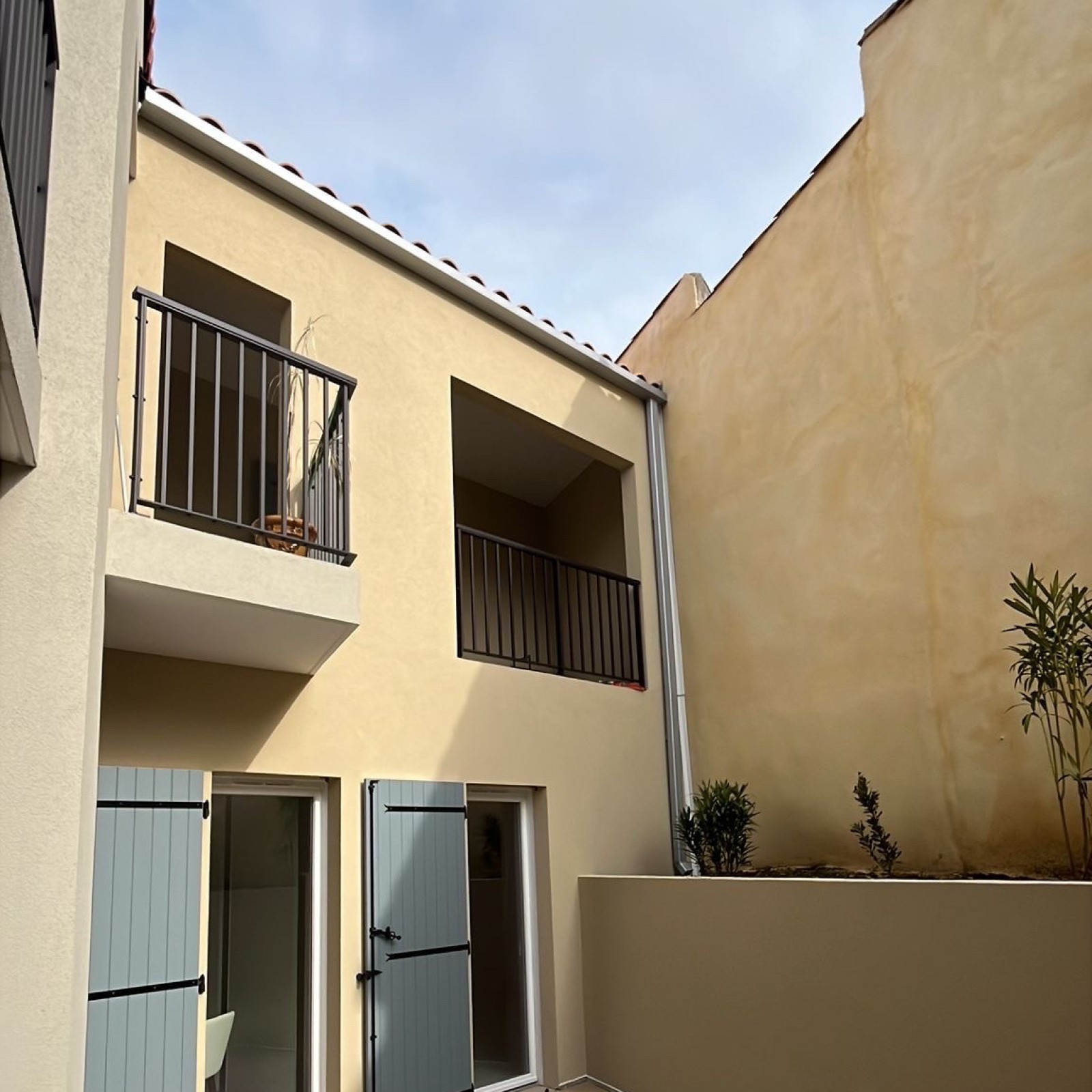 Pose de gouttières en aluminium G325 blanches à Nîmes