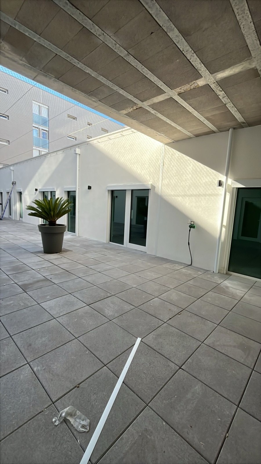 Pose de boîtes à eau et descentes rondes en aluminium blanc RAL 9010, à Montpellier