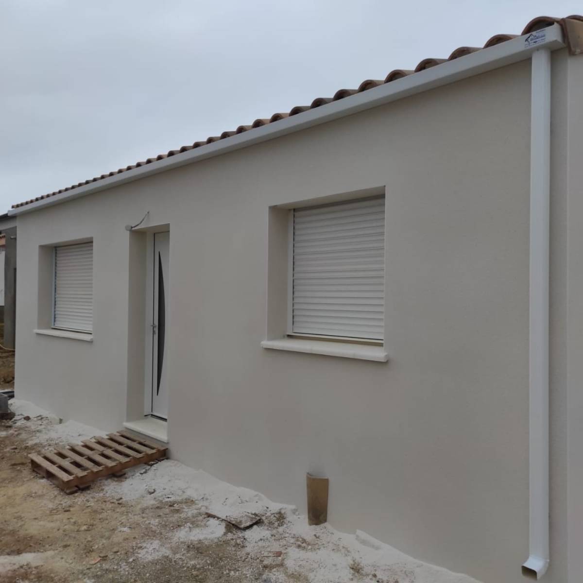 Pose de gouttières aluminium carrées ral 9010 (blanc)  sur construction neuve  à Port la Nouvelle près de Narbonne