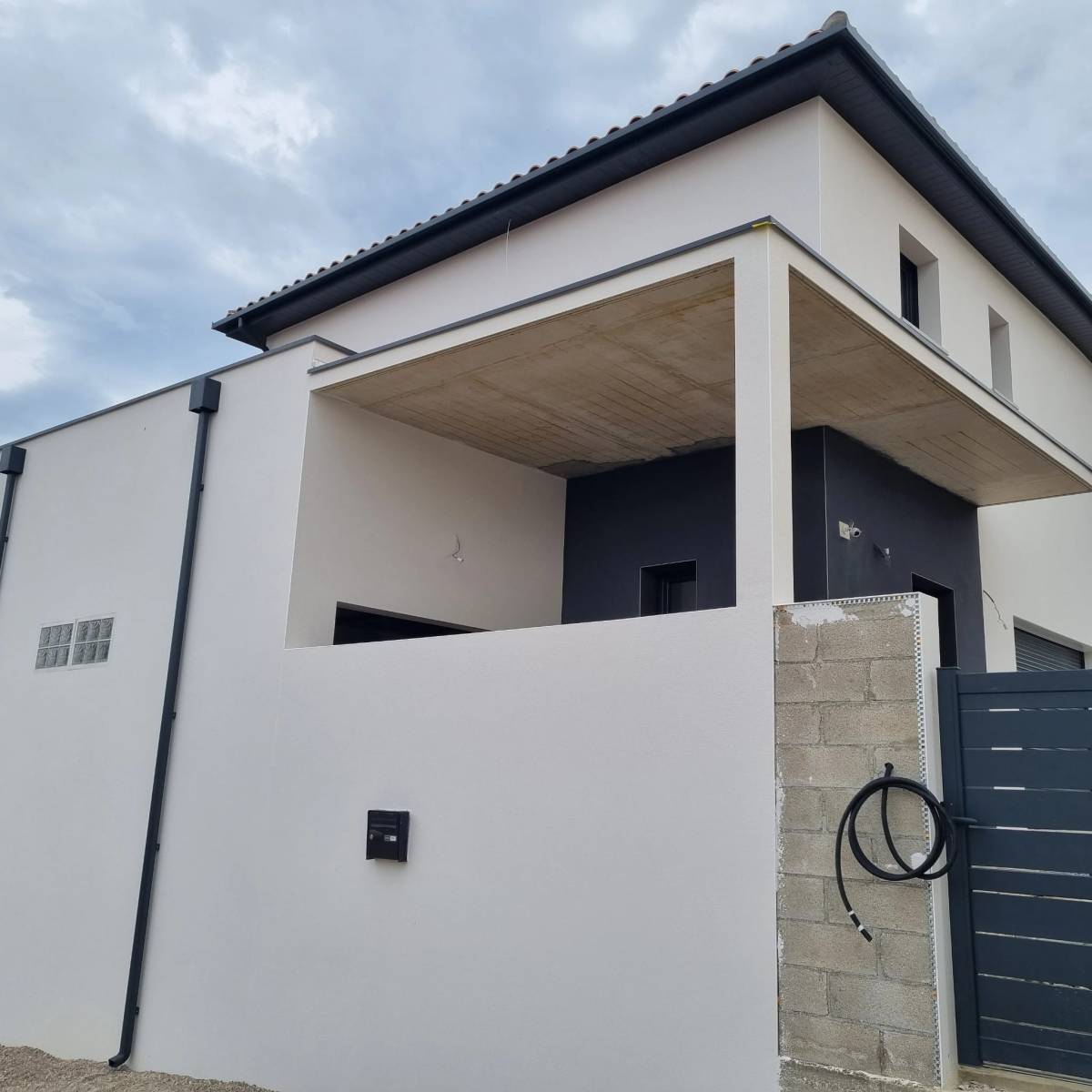 Installation de gouttières carrées aluminium ral 7016( gris anthracite) sur maison contemporaine à Sallèles d'Aude près de Narbonne