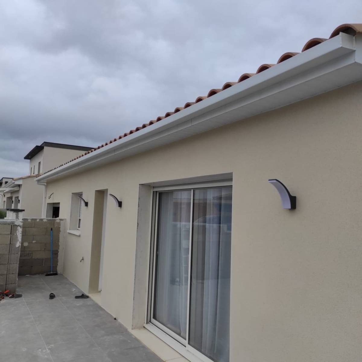 Pose de gouttières aluminium carrées blanches ral 9010 sur maison individuelle neuve à béziers
