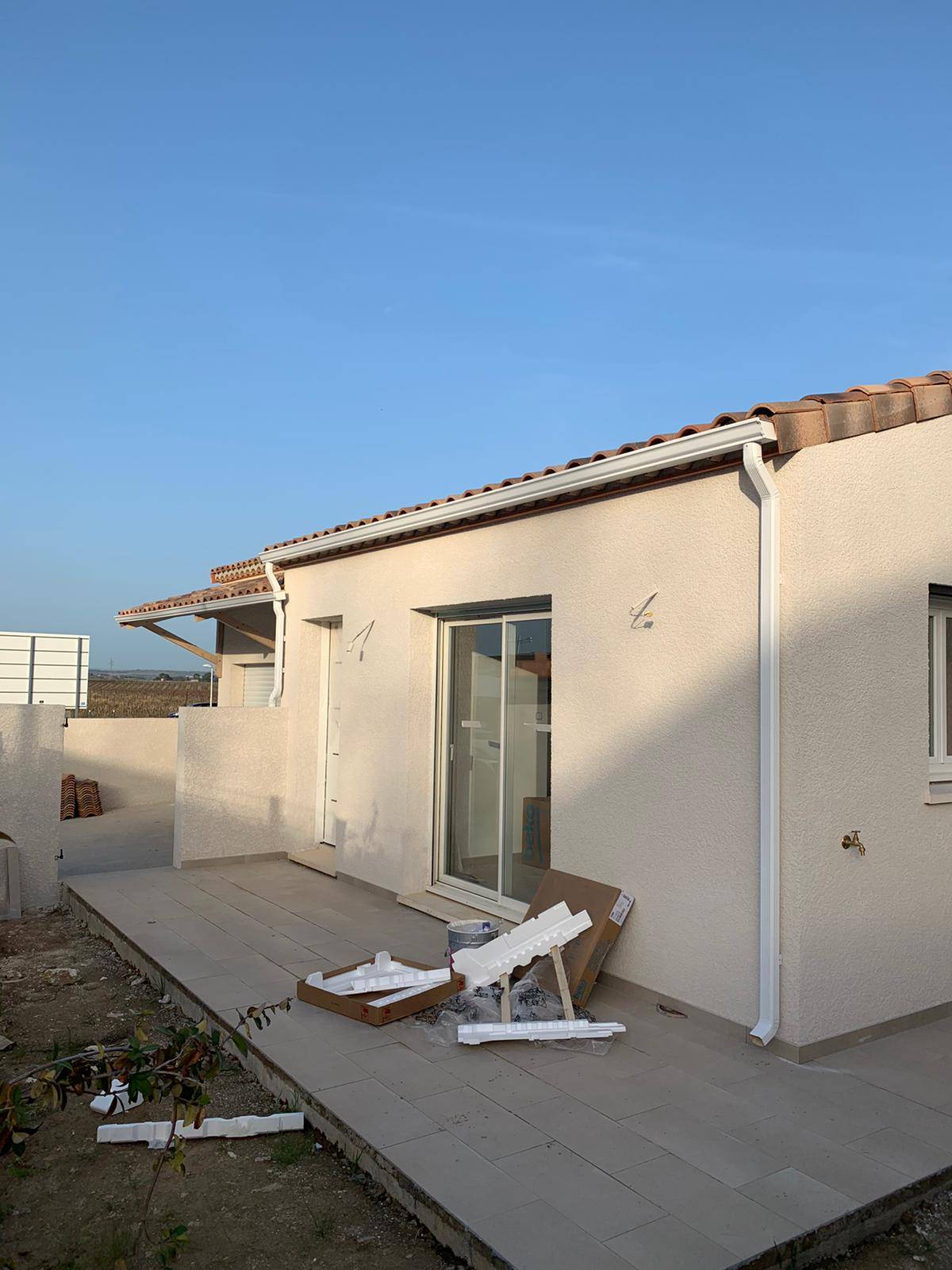 Pose de gouttières aluminium corniche sur maison individuelle sur la commune de Nissan les enserunes près de beziers