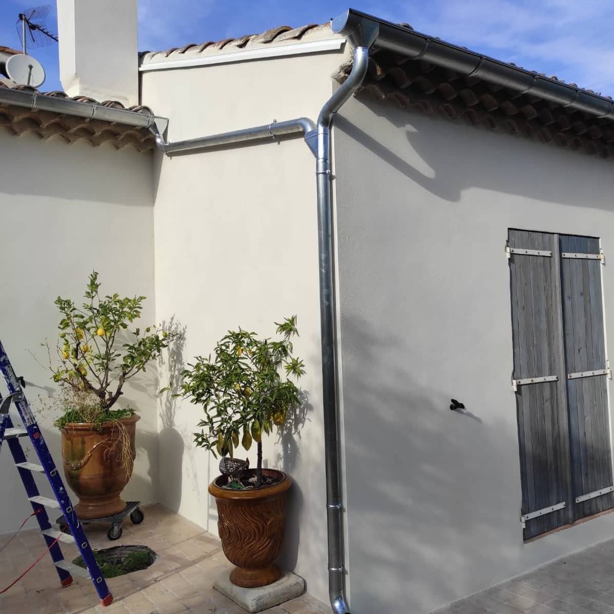 Pose en rénovation de gouttière en zinc naturel sur maison individuelle à Balaruc près de Sète