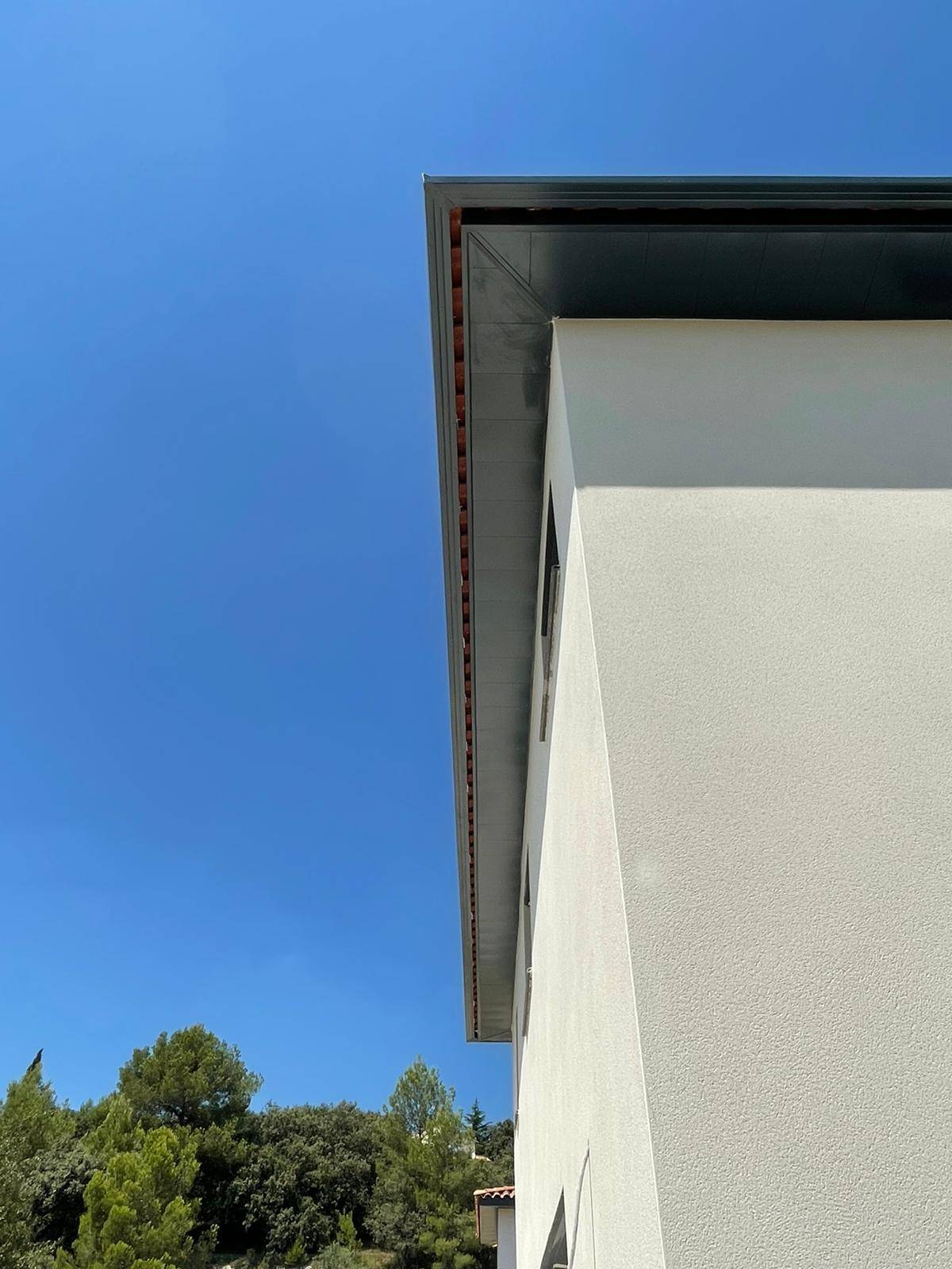 Pose de bandeau sous face en aluminium thermolaqué gris anthracite sur ossature bois  près de Nimes