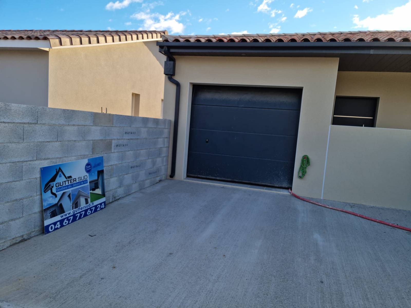 Pose de boîte à eau en aluminium à Bassan près de Béziers sur une construction neuve .