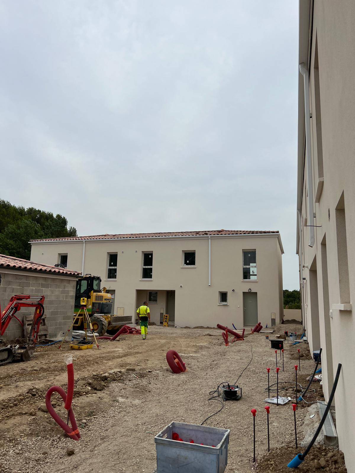 Installation de gouttières en Aluminium G325 Carré et de descentes 70/110 rectangulaires pour le client Lima Toitures sur la commune de Gallargues le montueux près de Nîmes.