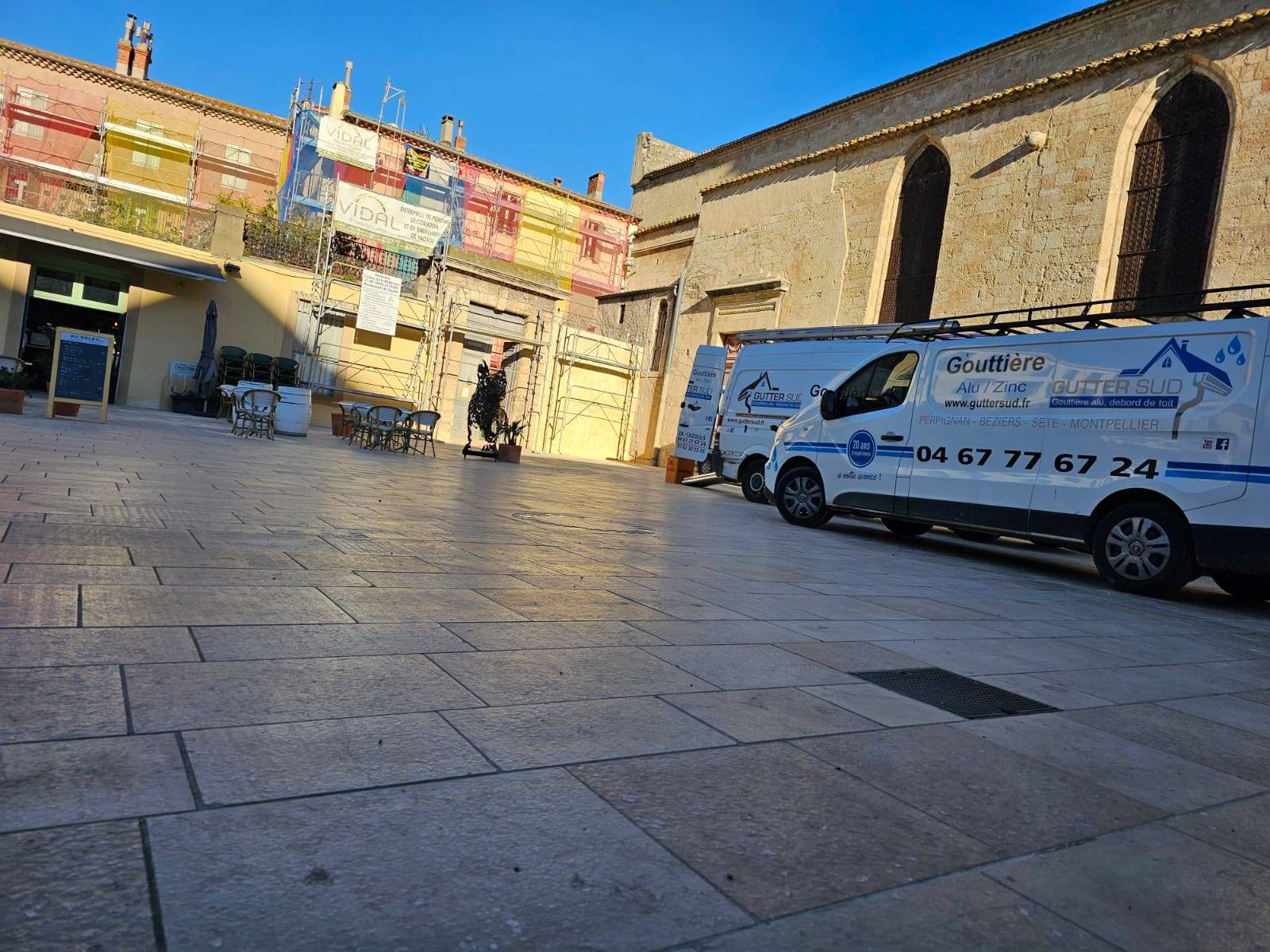 Installation de Gouttière en zinc pour Vidal peinture sur la place de la madeleine à Béziers