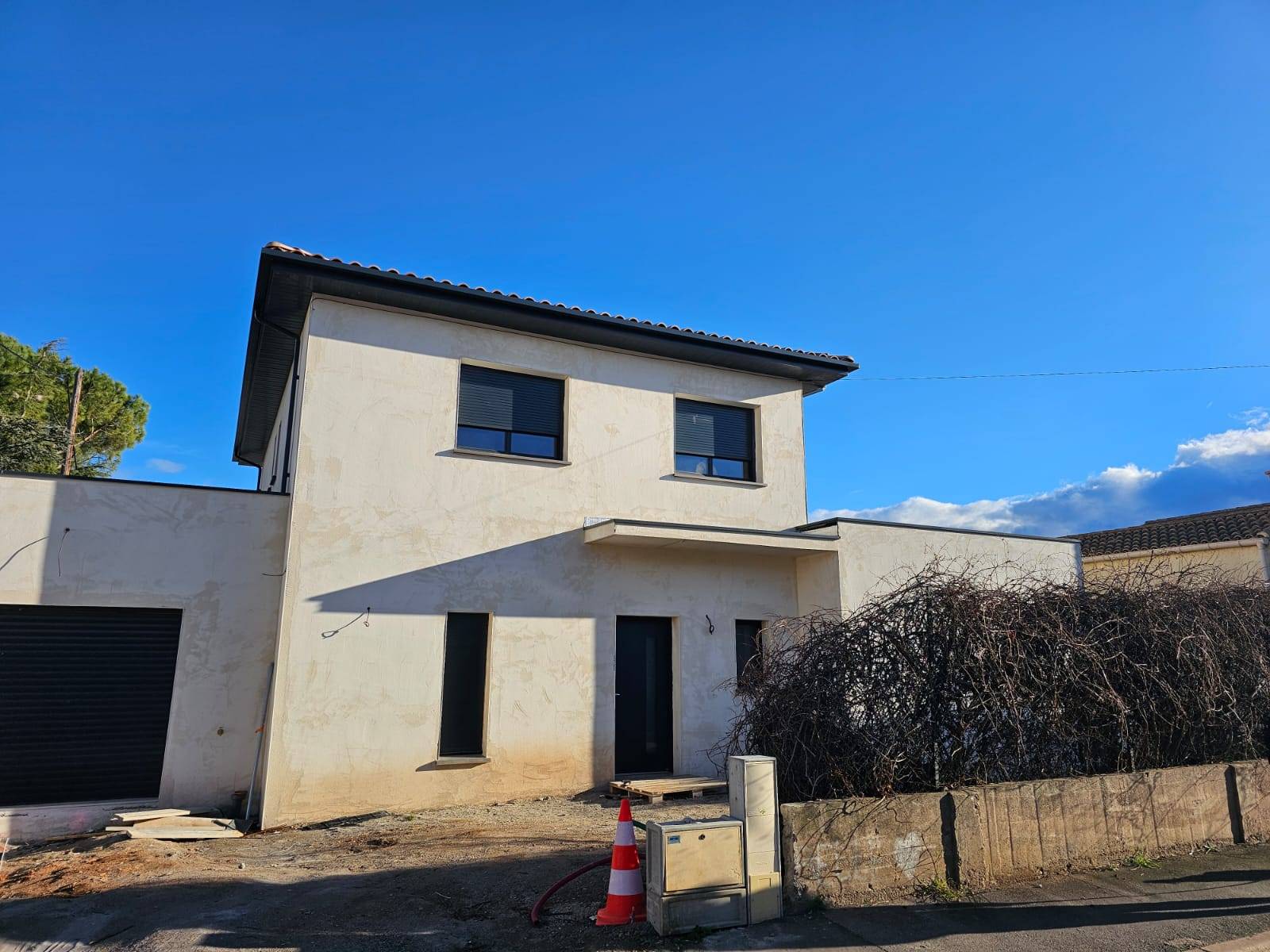 Installation de débords de toits en ALUMINIUM ET EN PVC DE MARQUE MEP sur la commune de Frontignan