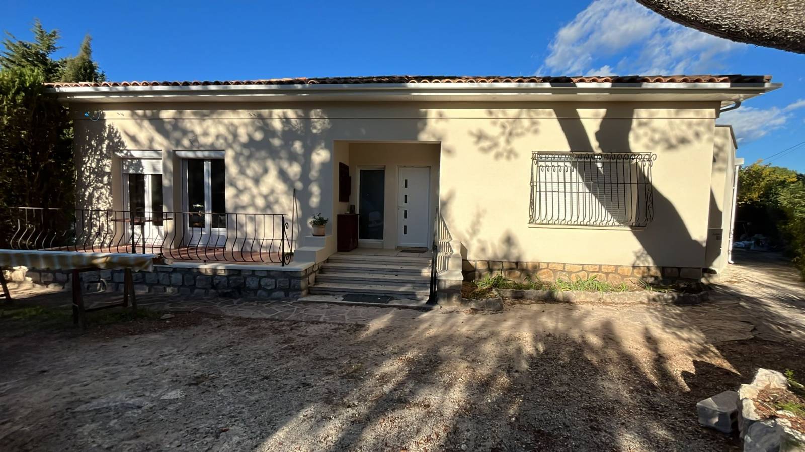 Installation de Gouttiére G325 Aluminium Carré Ral 9010 sur Castelnau le lez