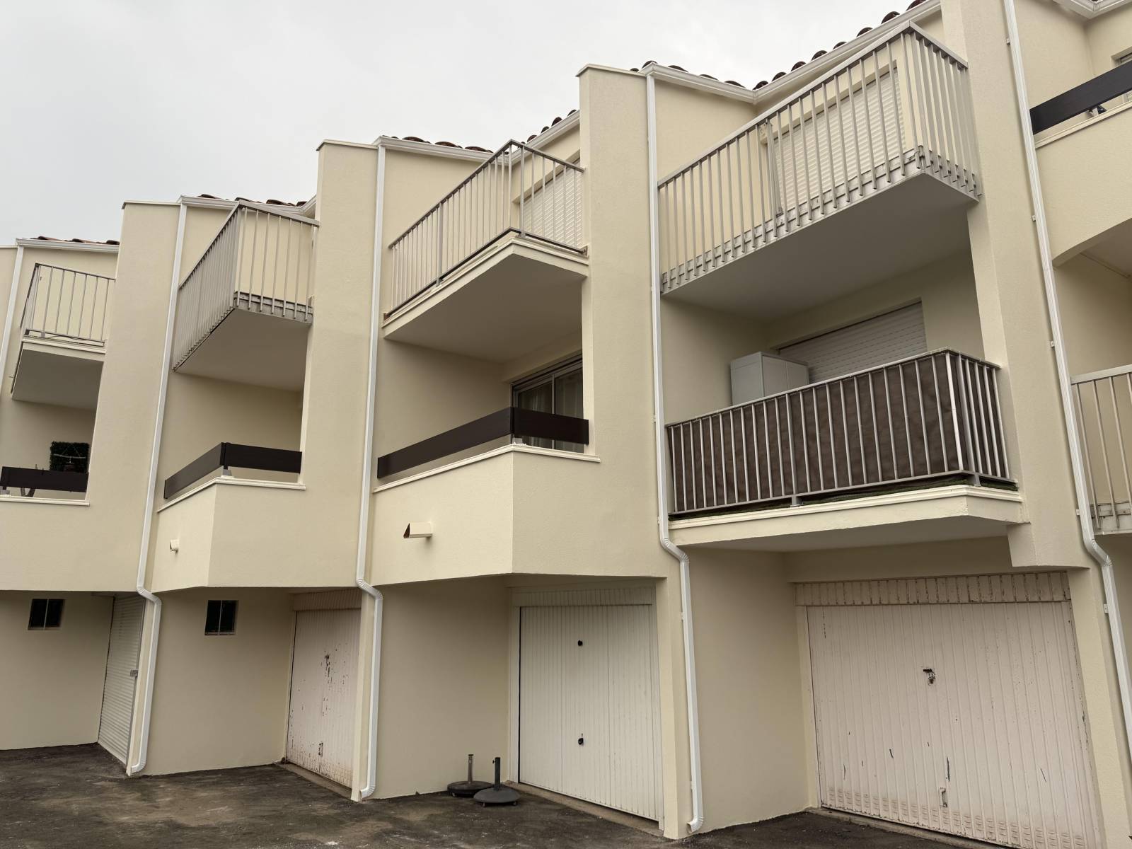 Résidence à Agde – Pose de gouttières et descentes en blanc