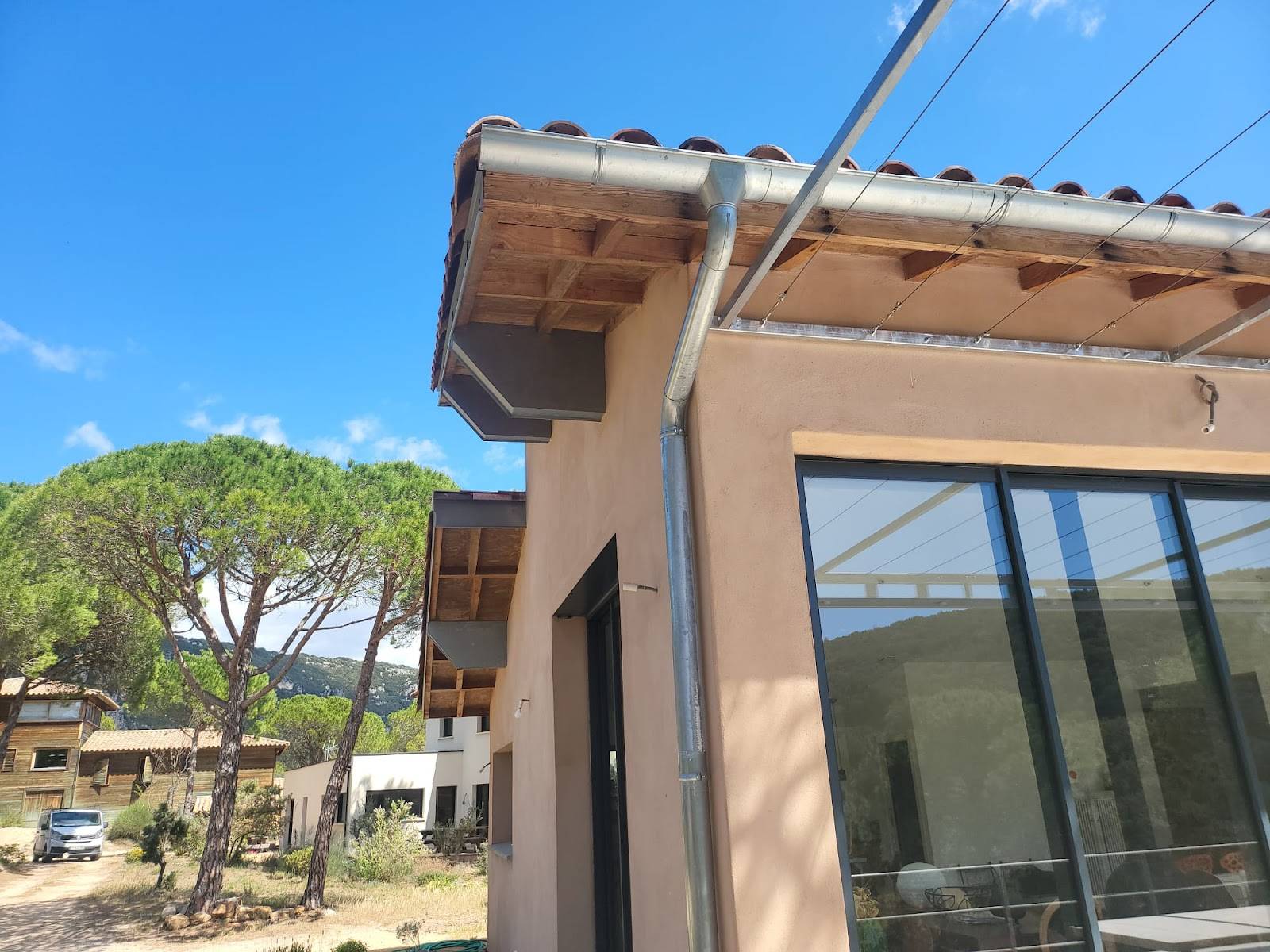 Pose de gouttières en zinc sur maison individuelle neuve près de Béziers..