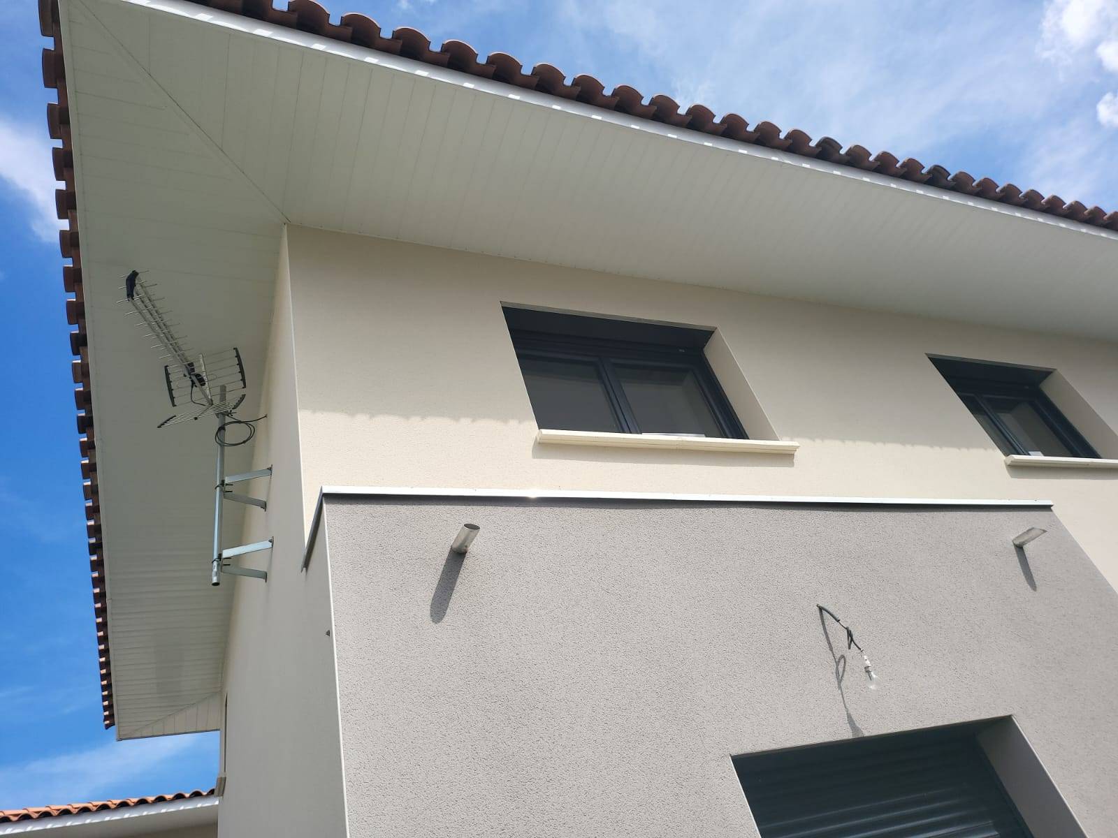 Pose de débord de toit en PVC blanc sur maison neuve près de Narbonne