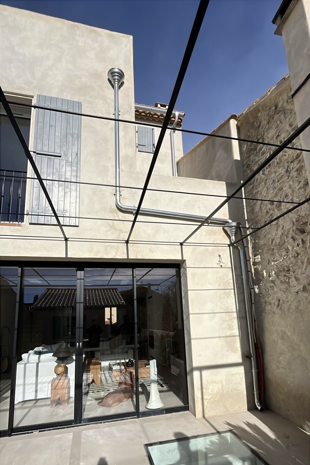 Installation de boîtes à eaux demi-rondes en zinc naturel à Gruissan, près de Narbonne