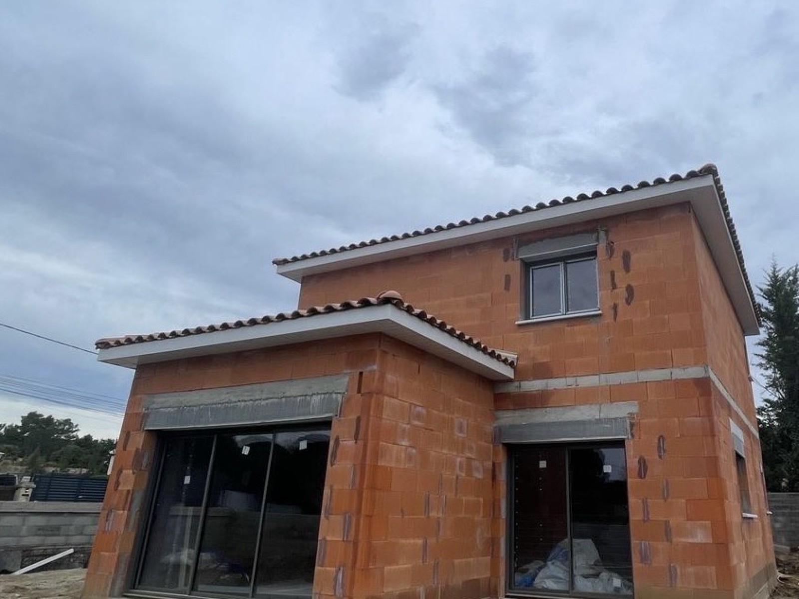 Habillage de débord de toit en aluminium blanc RAL 9010 à Saussines (34)