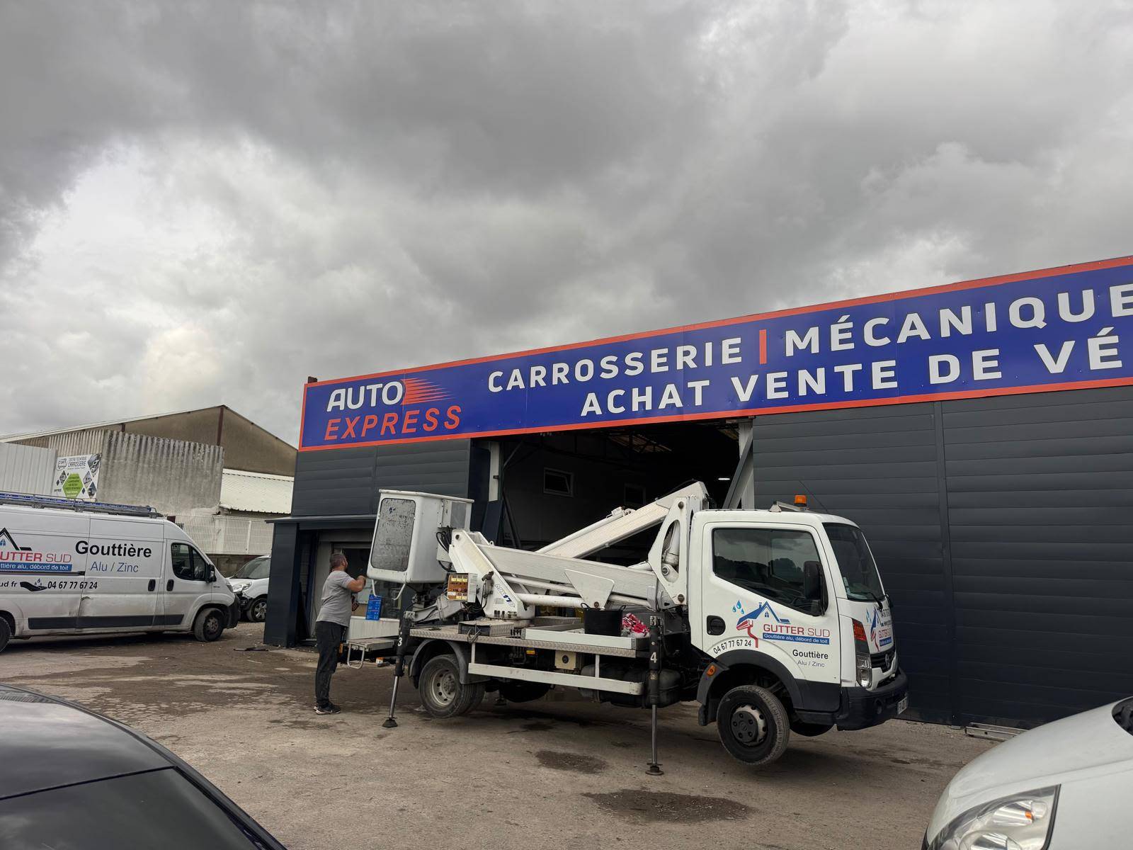 Pose de bardage en acier thermolaqué - Client auto Express à Vendargues.