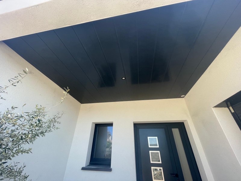 Installation d’une sous-face PVC gris anthracite, près de Montpellier 