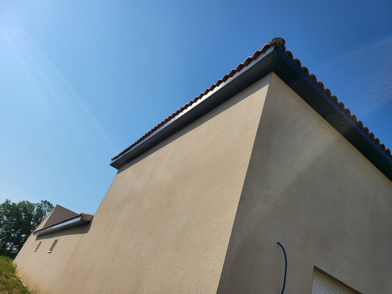 Réalisation d'un débord de toit en aluminium sur ossasur la commune de Cazouls près de Béziers