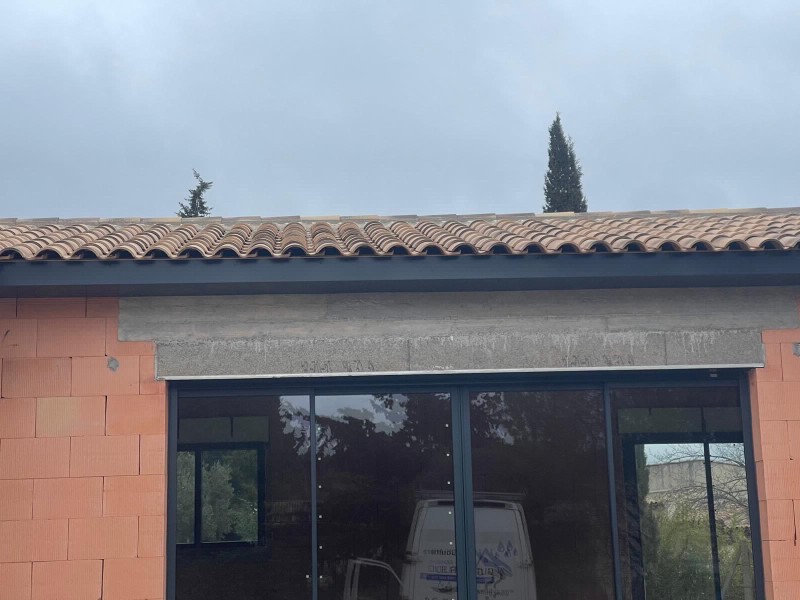 Pose de débord de toit à Lézignan-Corbières