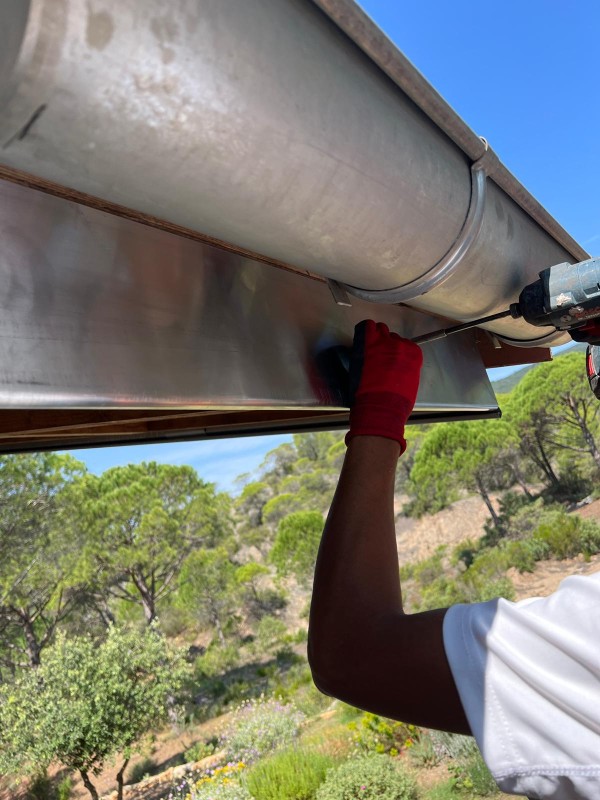 Pose de gouttières en zinc à Sète dans l'hérault