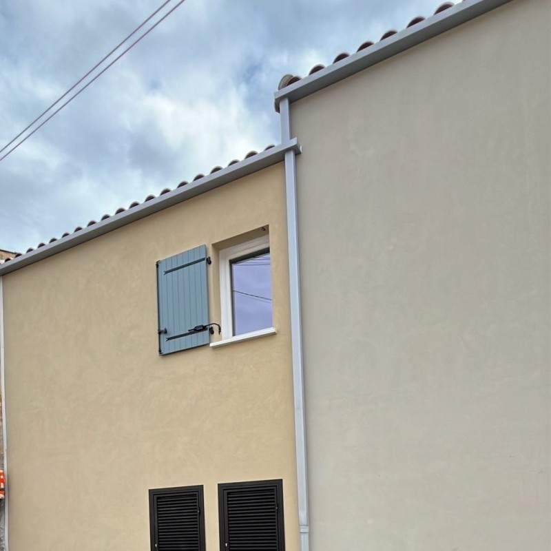 Pose de gouttières en aluminium G325 blanches à Nîmes