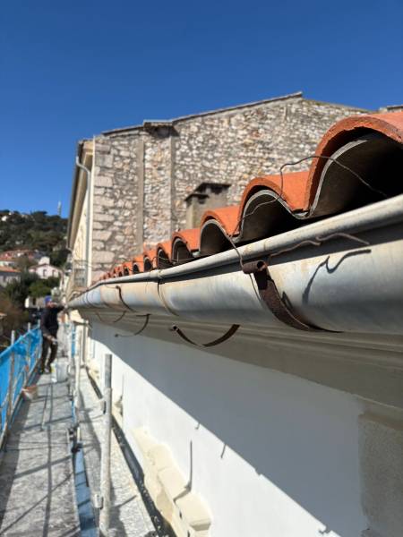 Rénovation et pose de gouttières en zinc à Sète