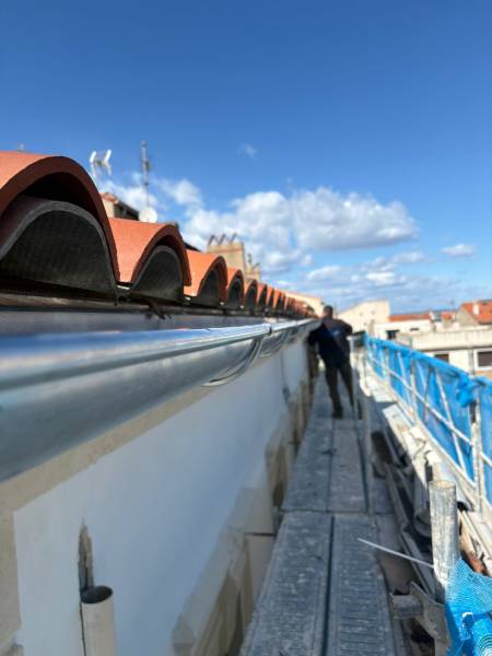 Rénovation et pose de gouttières en zinc à Sète