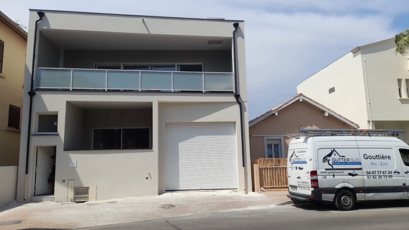 Installation de boîte à eaux et descente ronde en aluminium anthracite à Valras-Plage, près de Beziers 