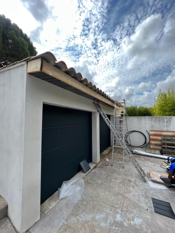 Pose de gouttière aluminium sur une extension du côté de Sallèles-d'Aude près de Narbonne .