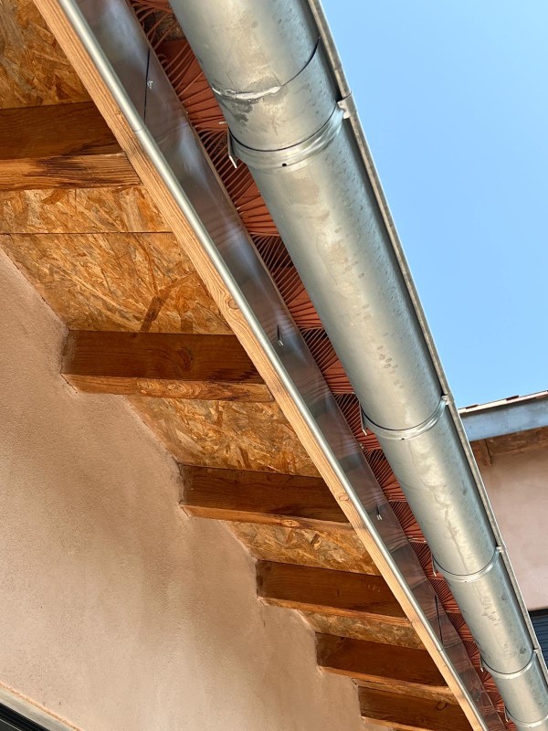 Pose de gouttières en zinc à Sète dans l'hérault