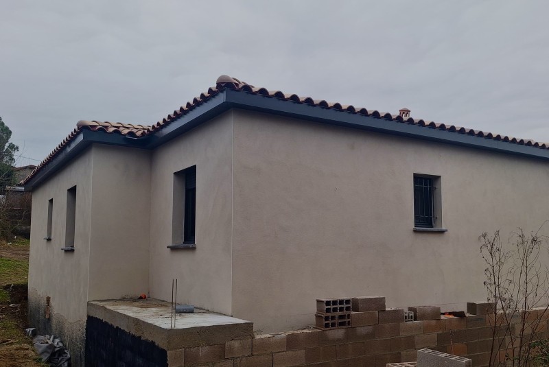 Pose de débords de toit en aluminium RAL 7016 à Moissac, près de Nîmes