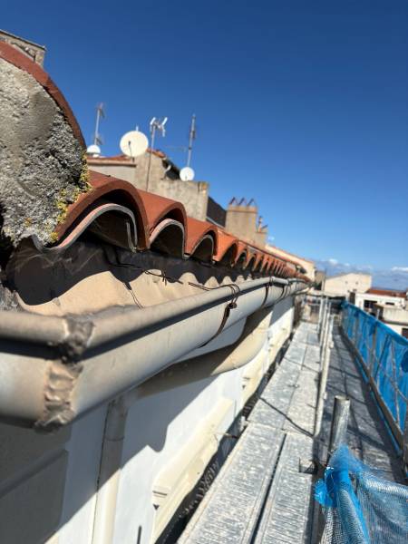 Rénovation et pose de gouttières en zinc à Sète