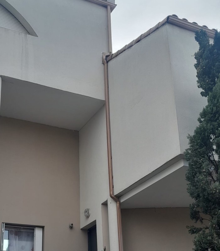 Installation de gouttières en aluminium couleur cuivre à Montpellier