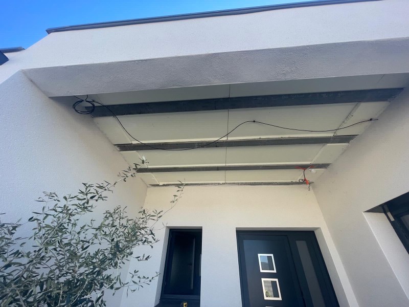 Installation d’une sous-face PVC gris anthracite, près de Montpellier 