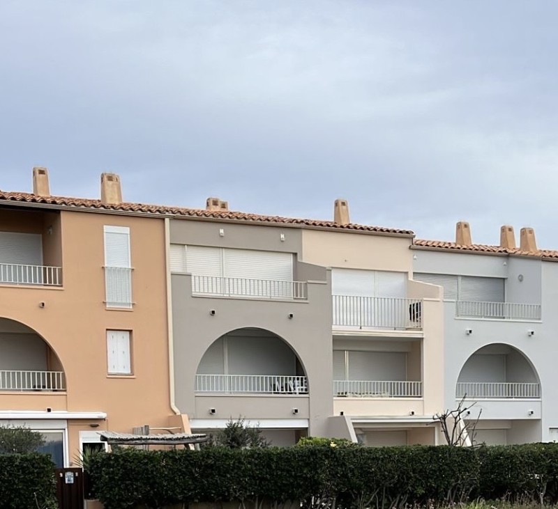 Installation de descentes d’eaux pluviales en aluminium au Cap d’Agde