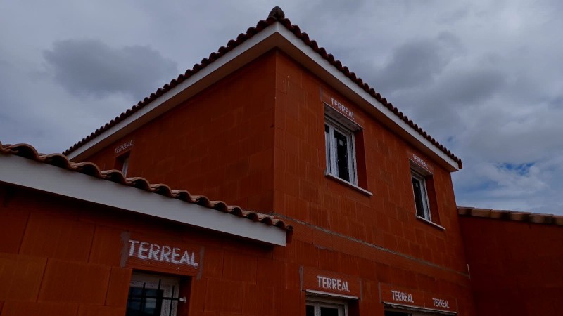 Habillage de débord de toit en PVC blanc MEP à côté de Narbonne 