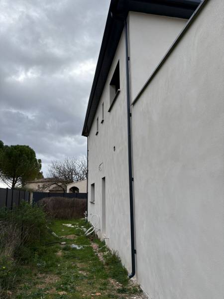 Pose de débord de toit, gouttières et descentes à Pouzols