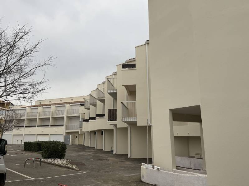 Résidence à Agde – Pose de gouttières et descentes en blanc