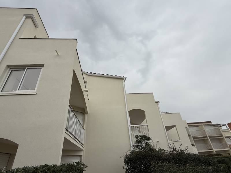 Résidence à Agde – Pose de gouttières et descentes en blanc