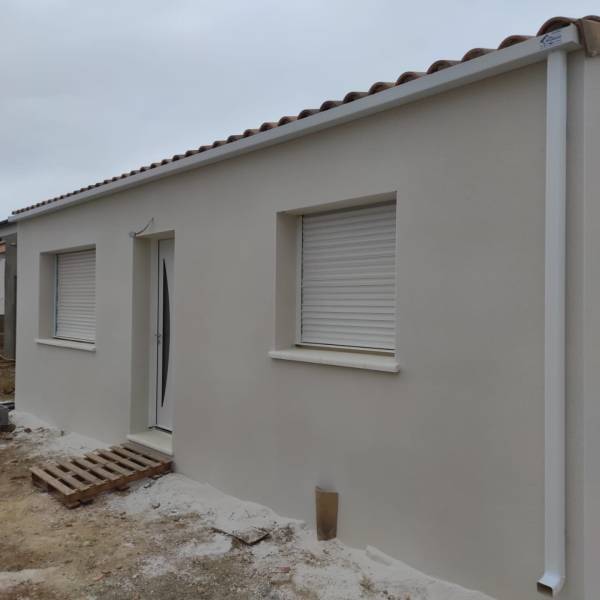 Pose de gouttières aluminium carrées ral 9010 (blanc)  sur construction neuve  à Port la Nouvelle près de Narbonne