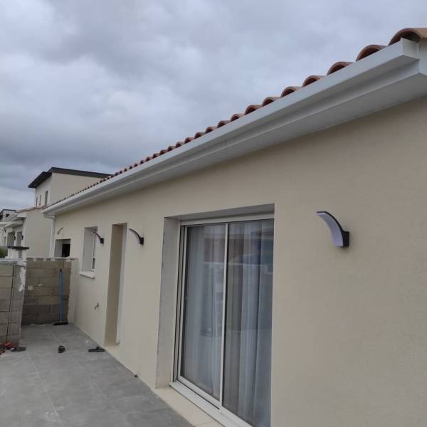 Pose de gouttières aluminium carrées blanches ral 9010 sur maison individuelle neuve à béziers