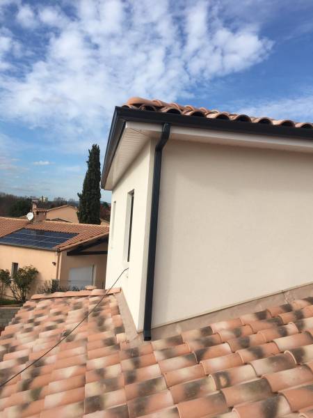 Installation de débords de toits en PVC MEP blancs sur la commune de Grabels près de Montpellier