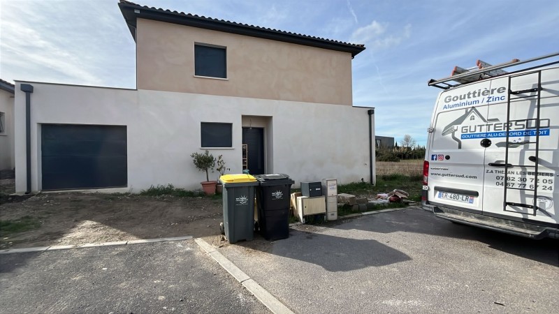 Pose de gouttières aluminium carrées G325, près de Sète